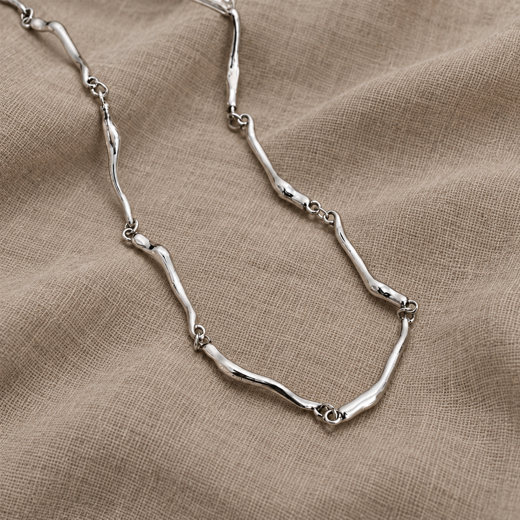 Collana in oro bianco con design a onda intrecciata