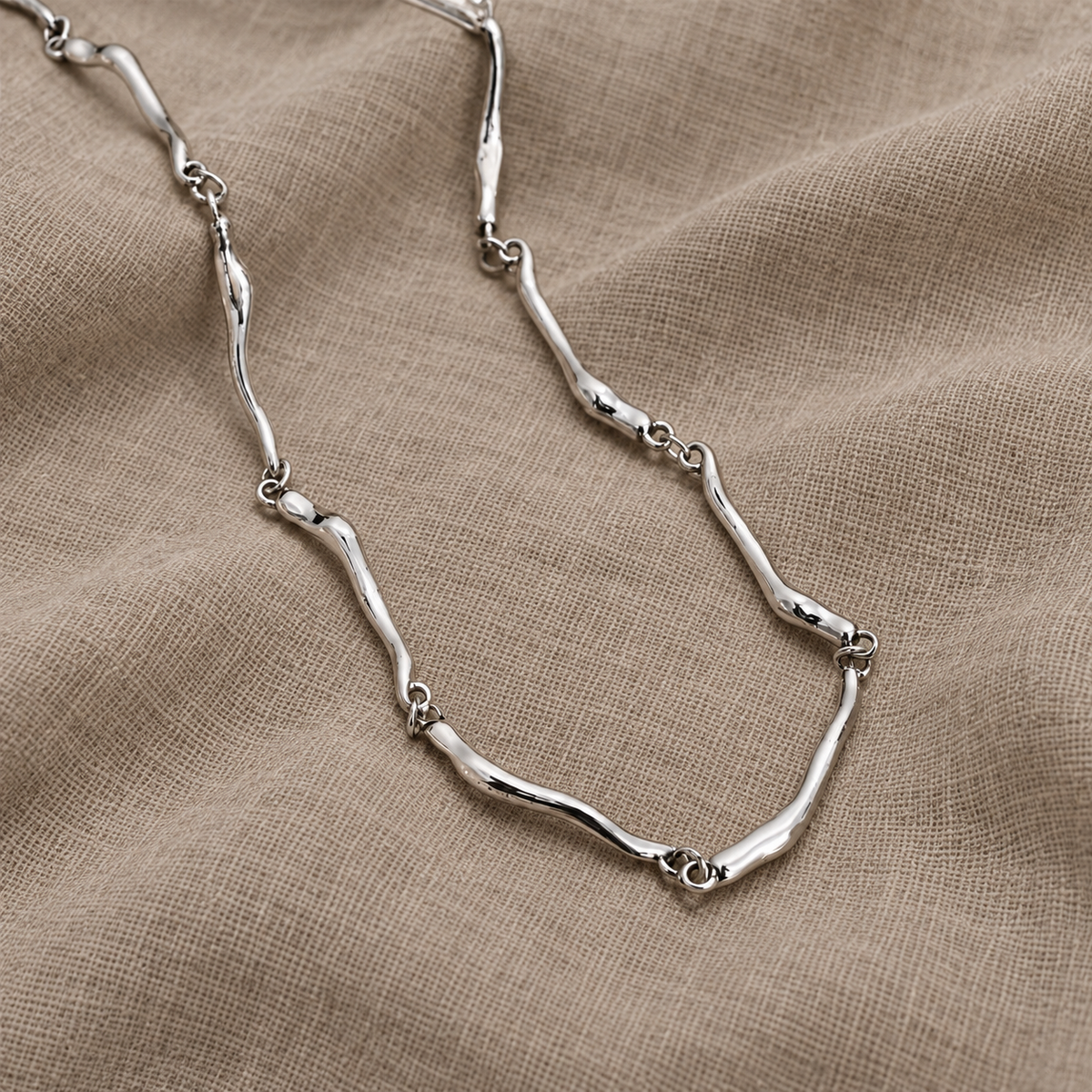 Collana in oro bianco con design a onda intrecciata
