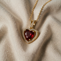 Collana con pendente a cuore in oro e rubino