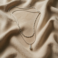 Collana a doppio strato in oro bianco con pendente a goccia
