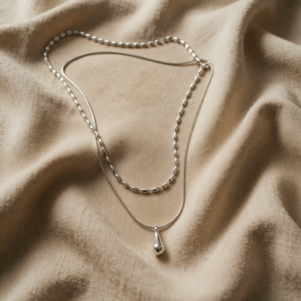 Collana a doppio strato in oro bianco con pendente a goccia
