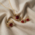 Set di Gioielli in Oro e Rubino a Forma di Cuore