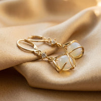 Pendente con orecchini in opale bianco