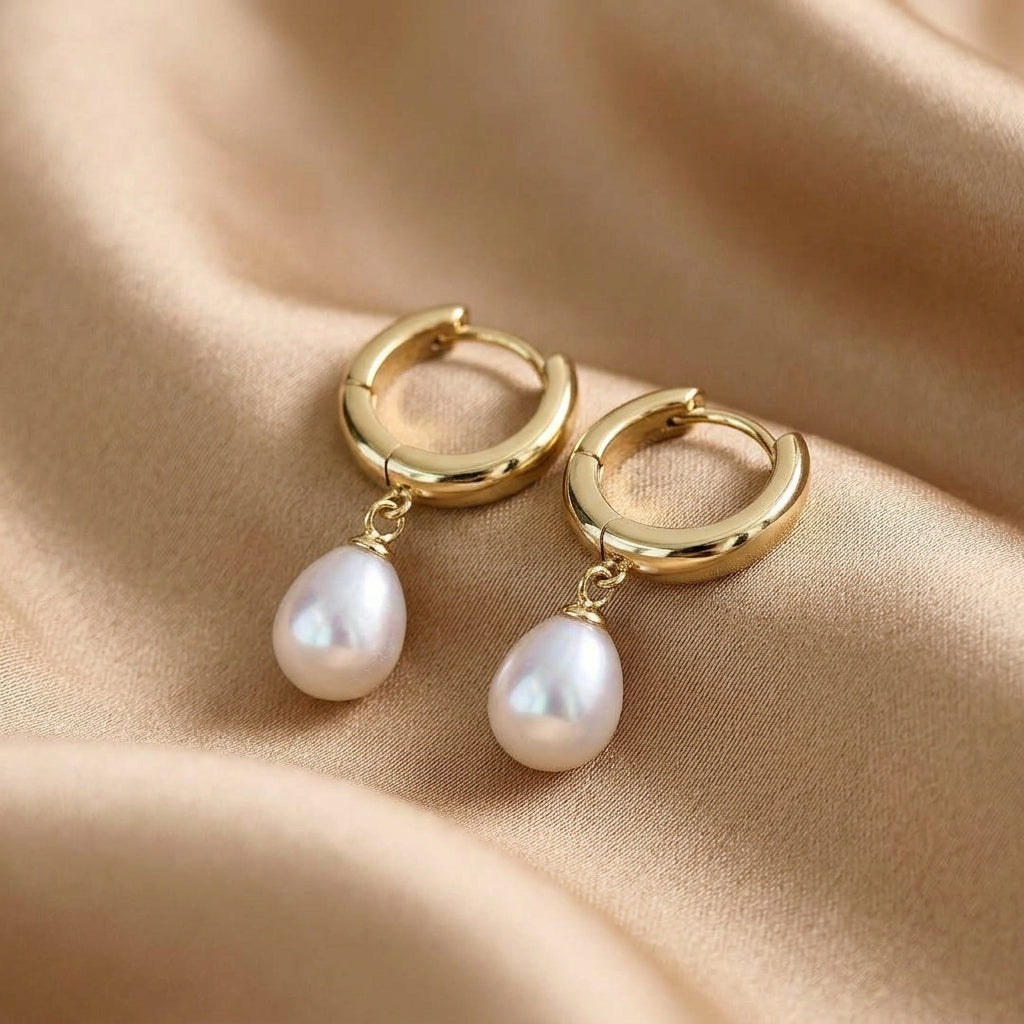 Orecchini Huggie con Perla Classica a Goccia