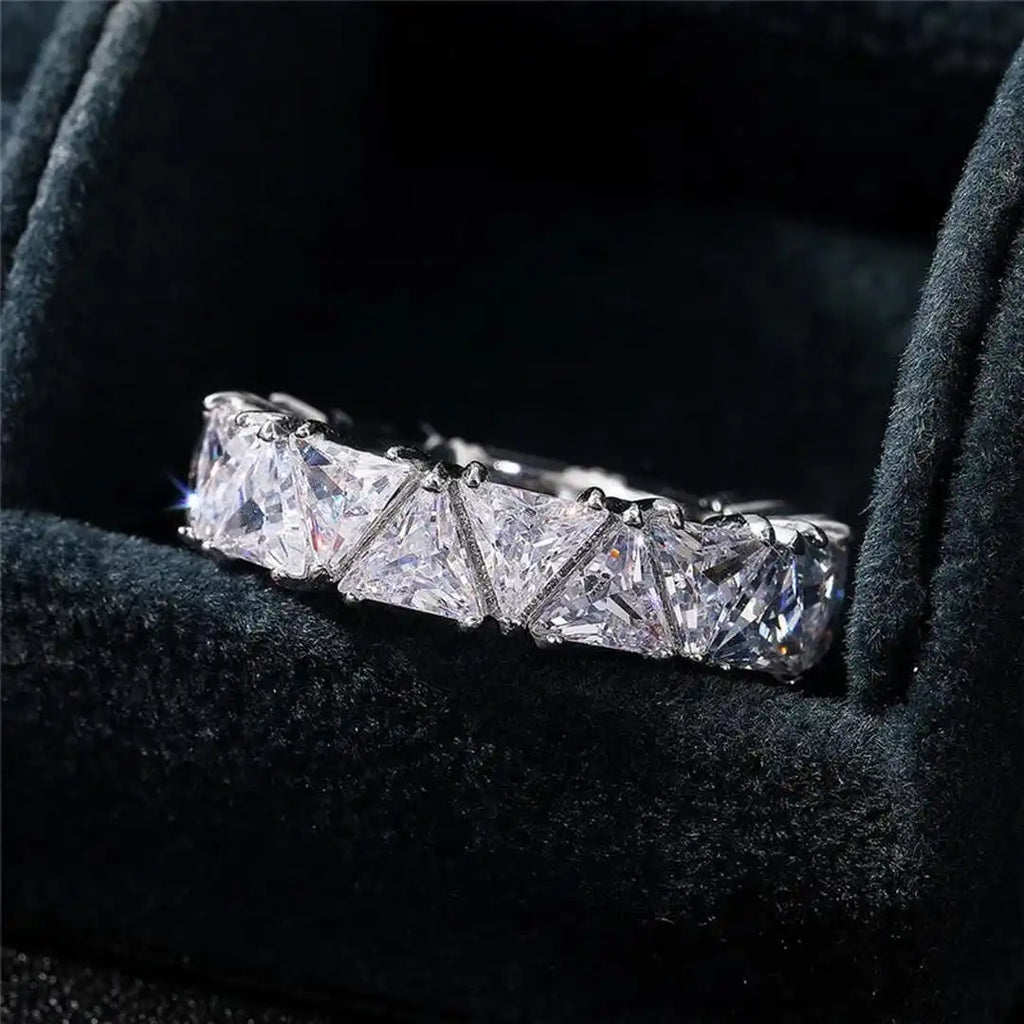 Anello Vintage a Forma di Triangolo con Pietra