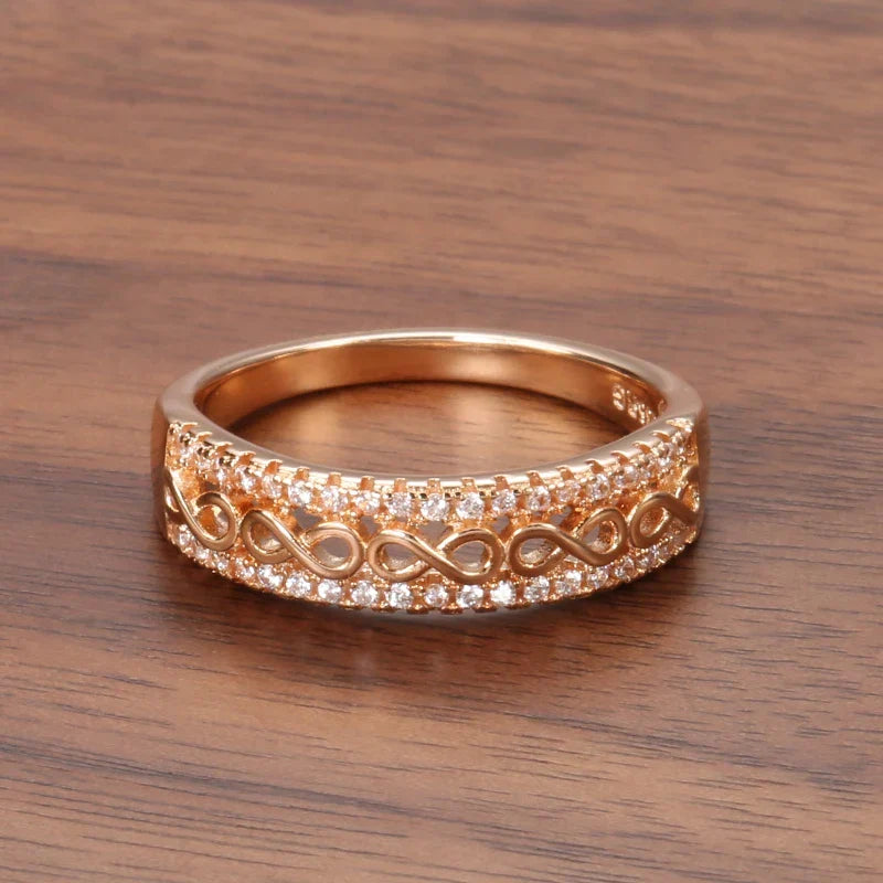 Elegante anello Infinity con zirconi