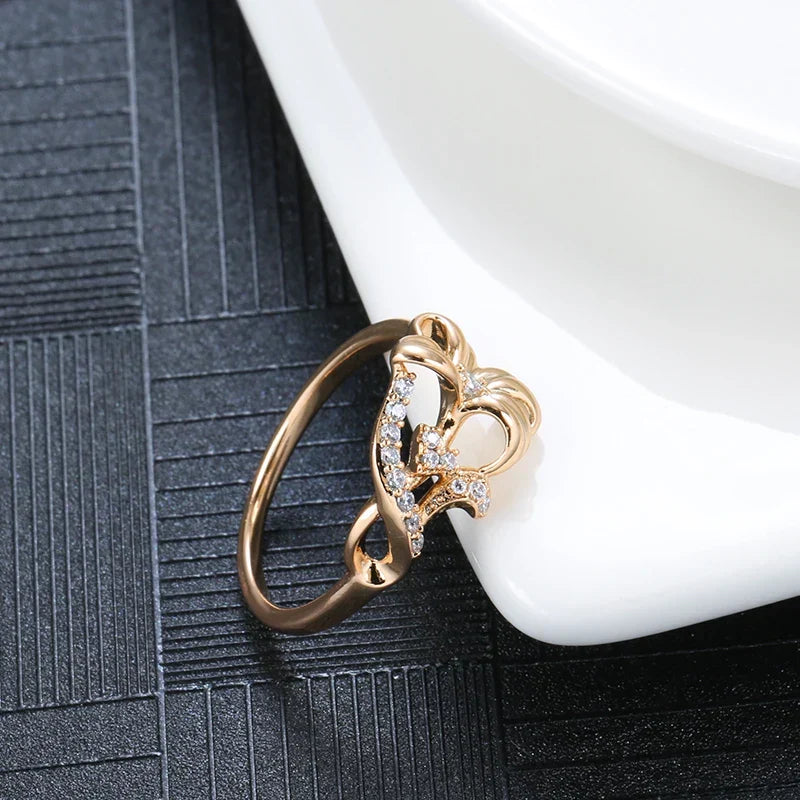 Elegante anello con petali in zirconia