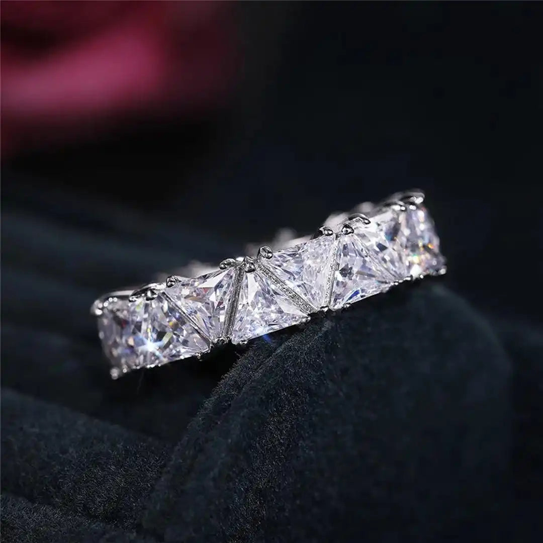 Anello Vintage a Forma di Triangolo con Pietra