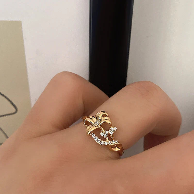 Elegante anello con petali in zirconia