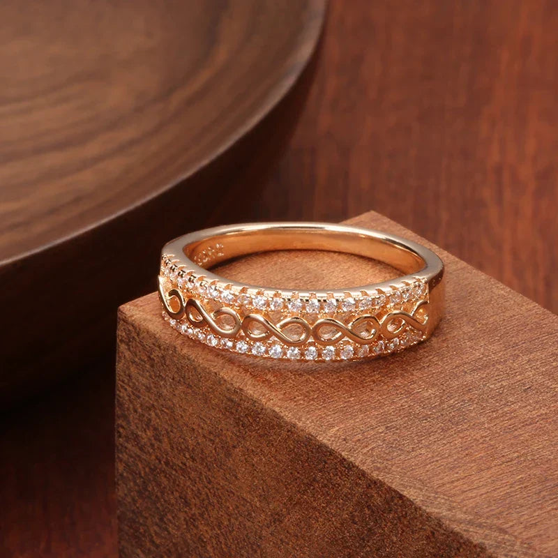 Elegante anello Infinity con zirconi