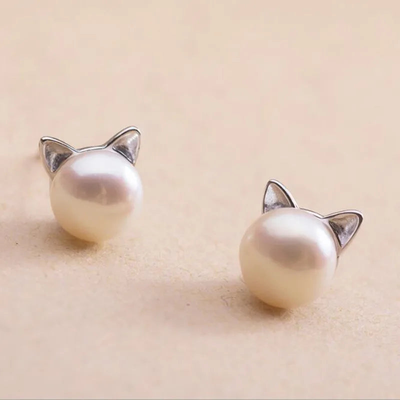 Orecchini a perno in argento sterling con gatto e perla