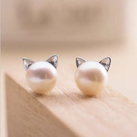 Orecchini a perno in argento sterling con gatto e perla