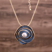 Collana di Perle Blu Eleganza
