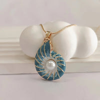 Collana con pendente a forma di conchiglia di perla
