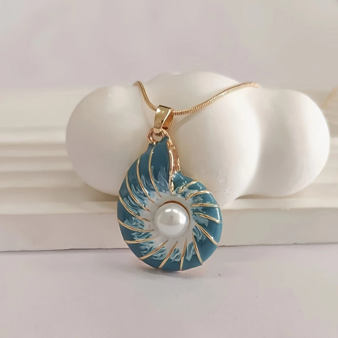 Collana con pendente a forma di conchiglia di perla