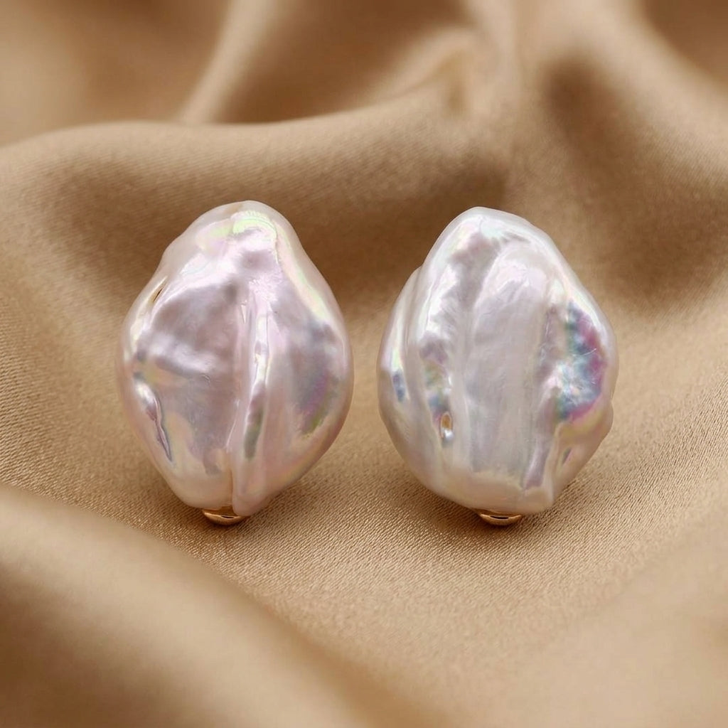 Orecchini a perno in argento a forma di ciottolo organico