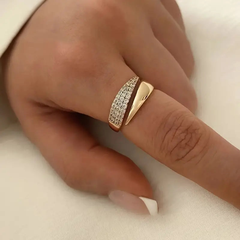 Raffinato Anello in Oro con Gemme Scintillanti