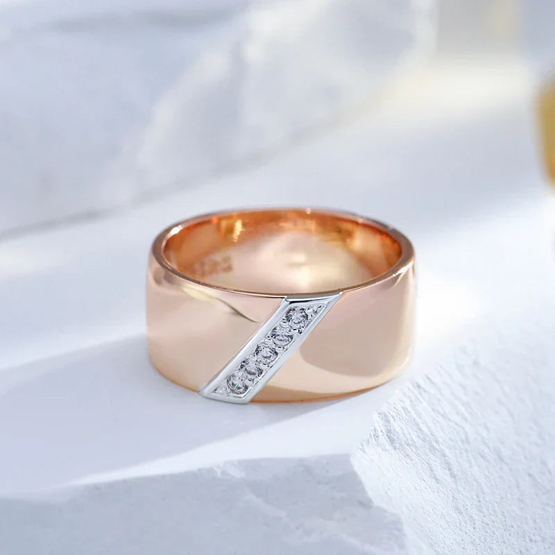 Elegante Anello Liscio con Zirconia Multipla