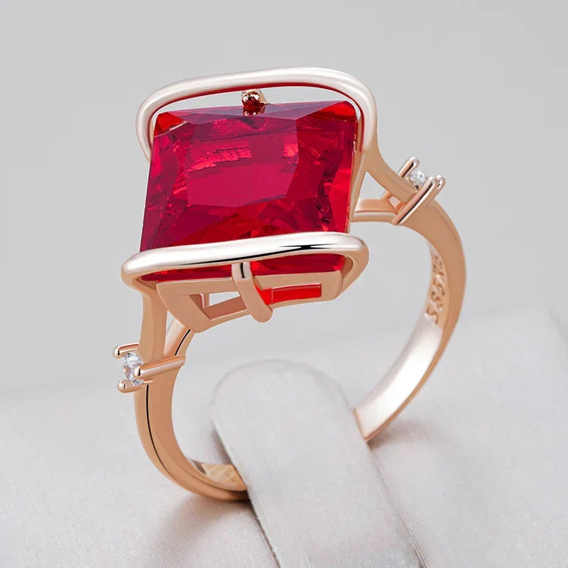 Anello quadrato con zirconia rossa regale