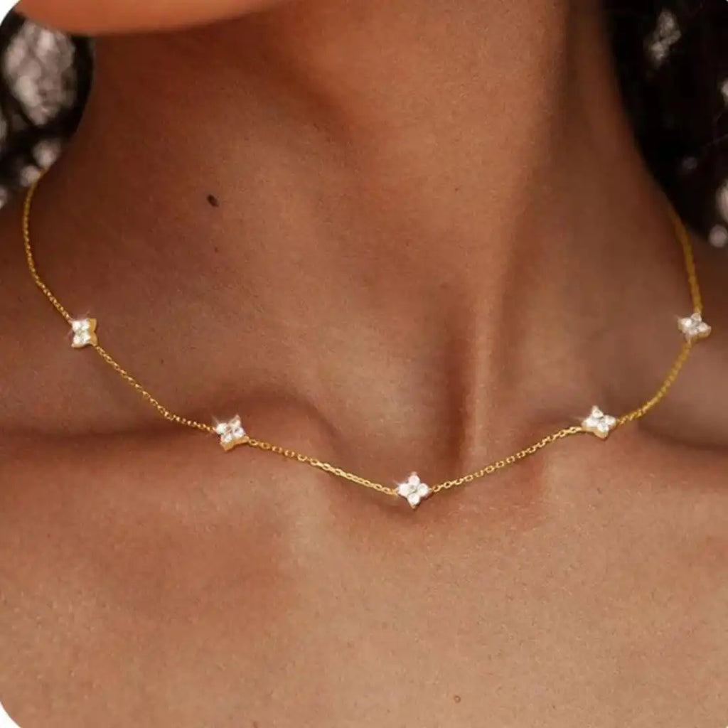 Collana con Zirconia a Forma di Fiore
