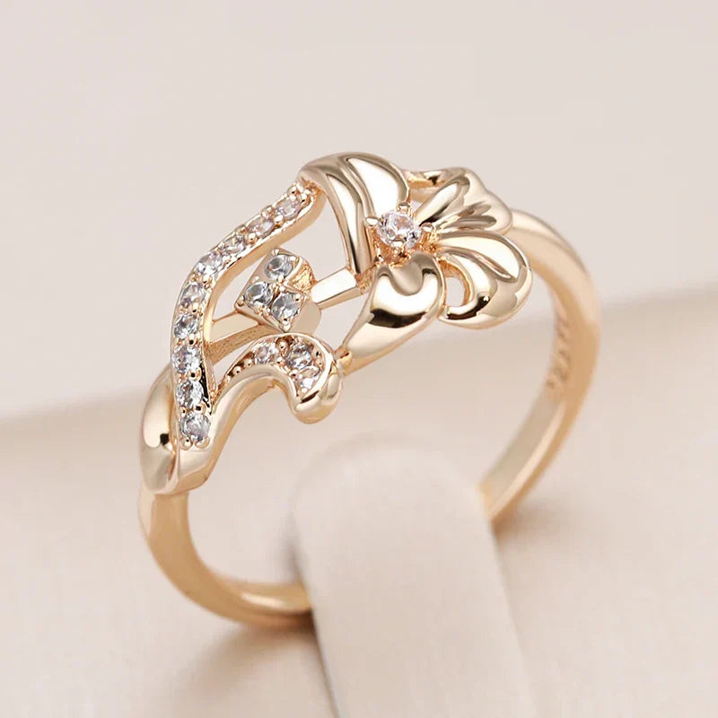 Elegante anello con petali in zirconia