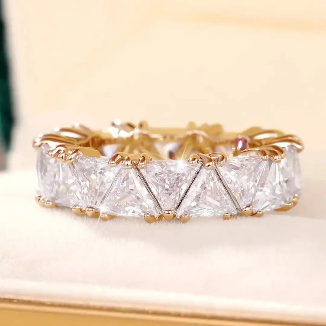 Anello Vintage a Forma di Triangolo con Pietra