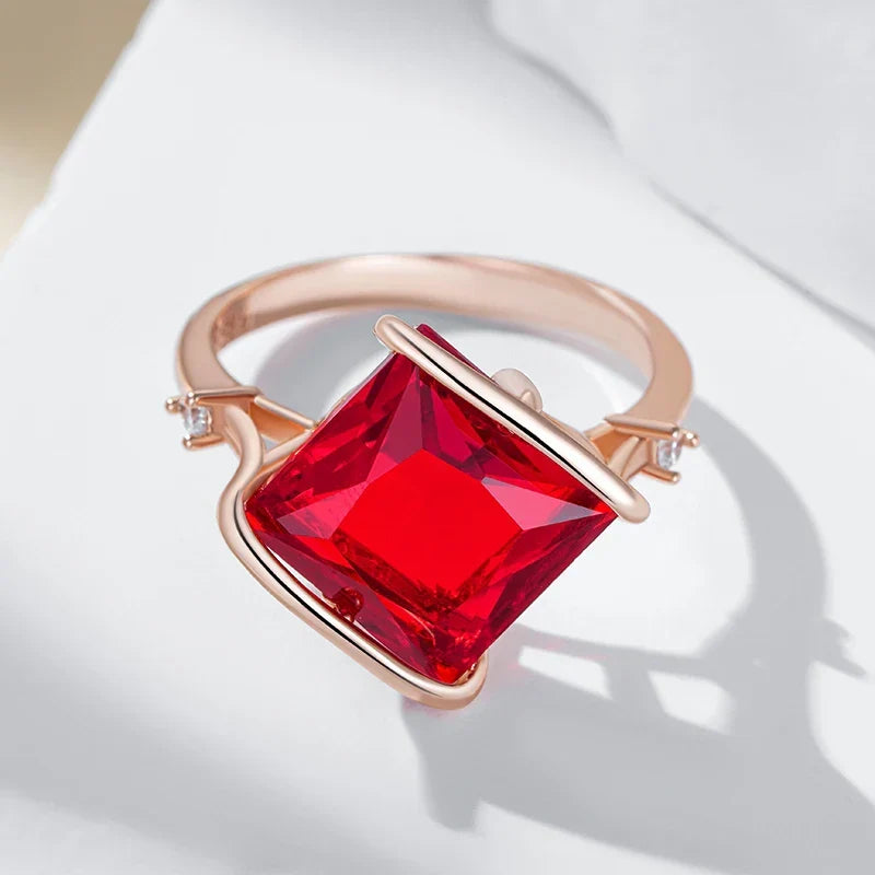 Anello quadrato con zirconia rossa regale