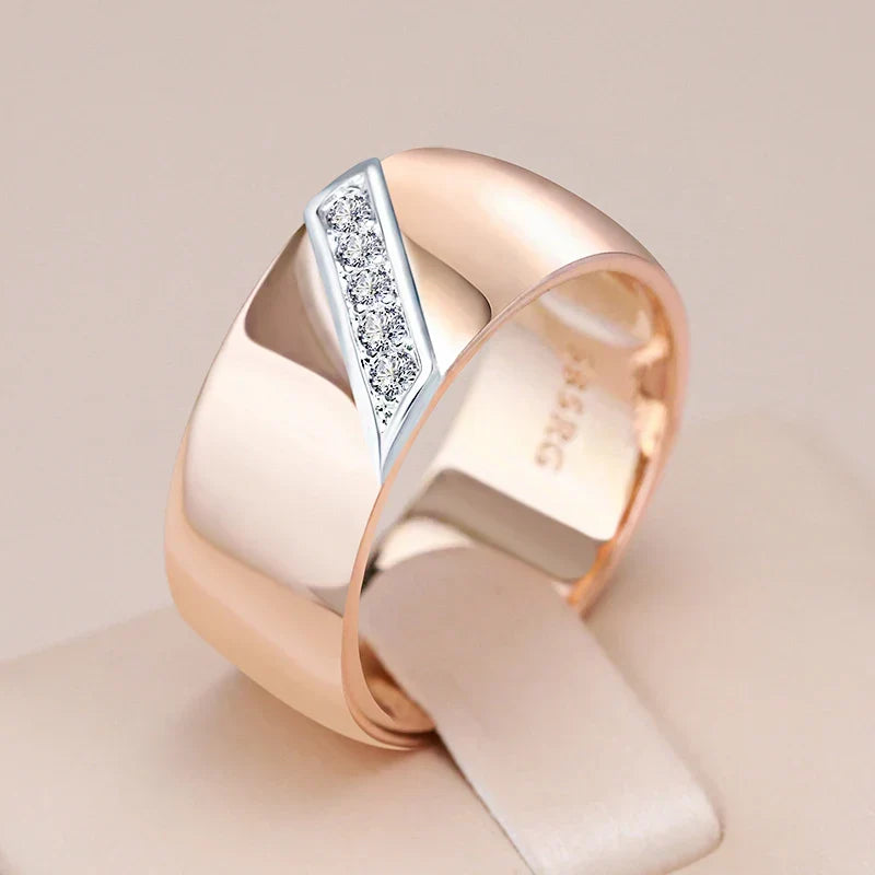 Elegante Anello Liscio con Zirconia Multipla