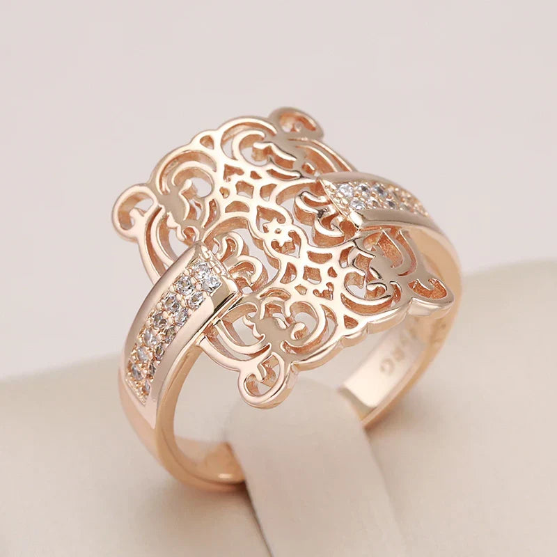Elegante anello quadrato con dettagli in filigrana