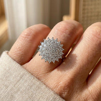 Anello Dichiarazione Halo con Cristalli a Grappolo