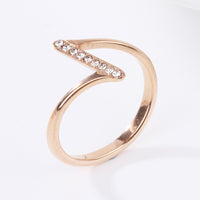 Sottile anello in oro bianco con zirconia a forma di Z