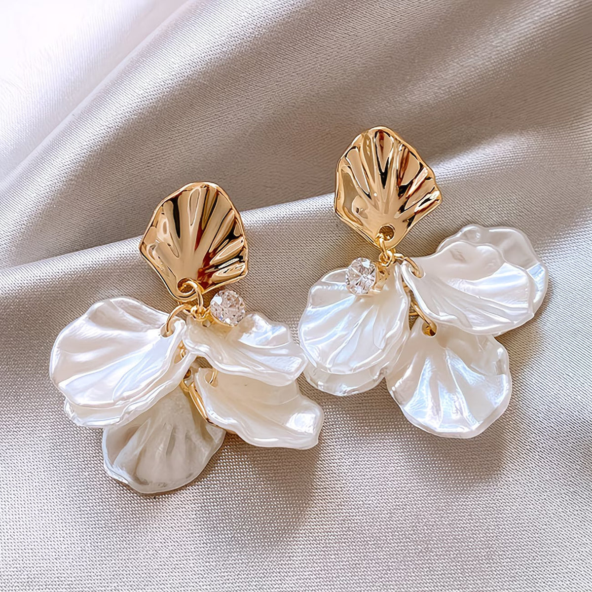 Gli Orecchini in Perla con Petali Ghiacciati
