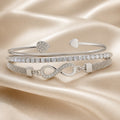 Collezione di bracciali con strass in oro bianco e motivo infinito