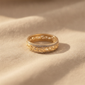 Anello a Scrollo in Filigrana con Accenti di Pietre Pavé in Tonalità Oro