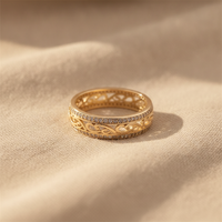 Anello a Scrollo in Filigrana con Accenti di Pietre Pavé in Tonalità Oro