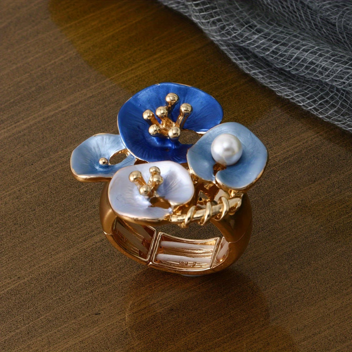 Anello dichiarativo regolabile in perle floreali blu