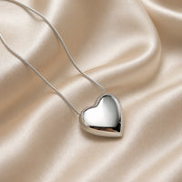 Elegante Collana con Ciondolo Cuore Puff in Oro Bianco