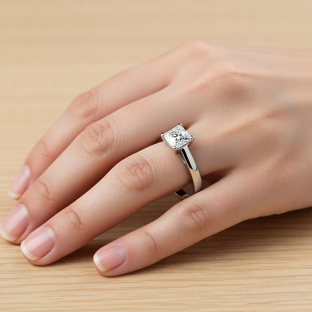 Anello quadrato in cristallo con oro bianco