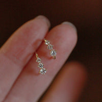 Orecchini in oro bianco con zirconi di piccole dimensioni