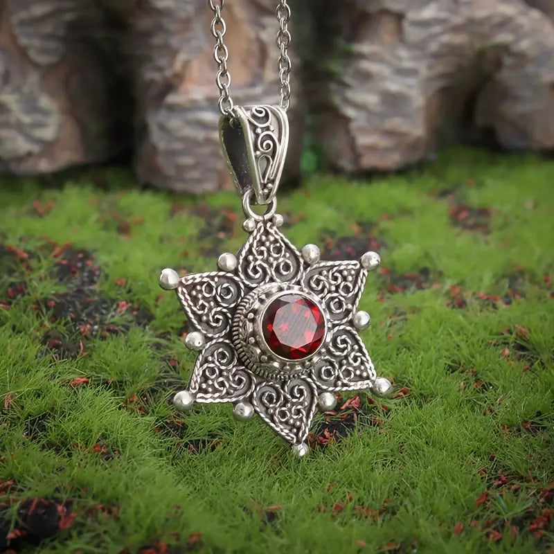 Collana con pendente a stella in argento e rubino