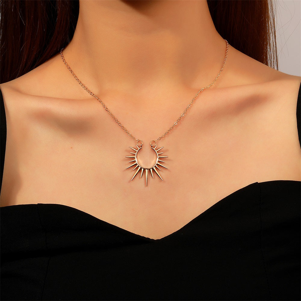 Ciondolo a forma di girasole in oro bianco con collana