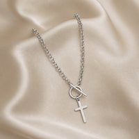 Collana alla Moda con Chiusura Toggle in Oro Bianco e Pendente a Croce