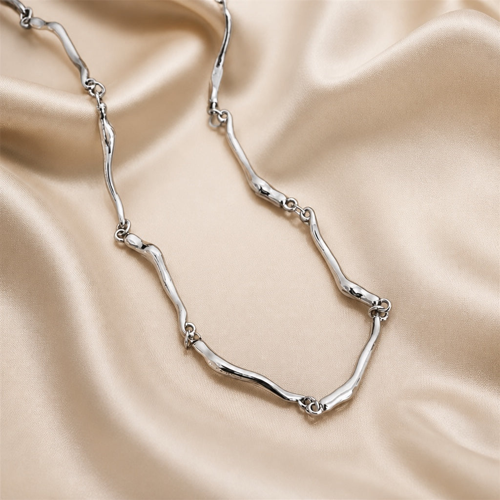Collana in oro bianco con design a onda intrecciata