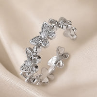 Anello a Forma di Farfalla in Oro Bianco con Cristalli