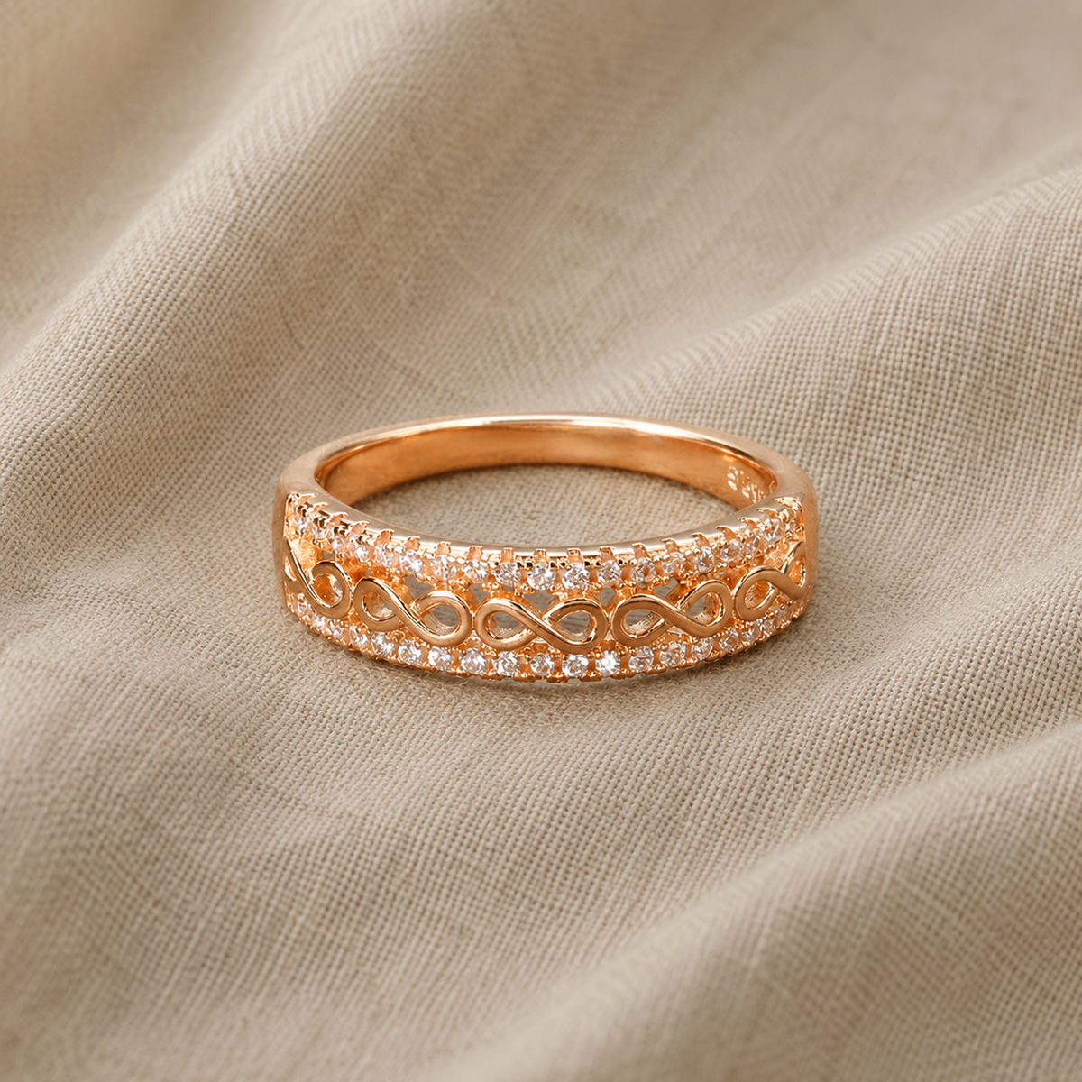 Elegante anello Infinity con zirconi