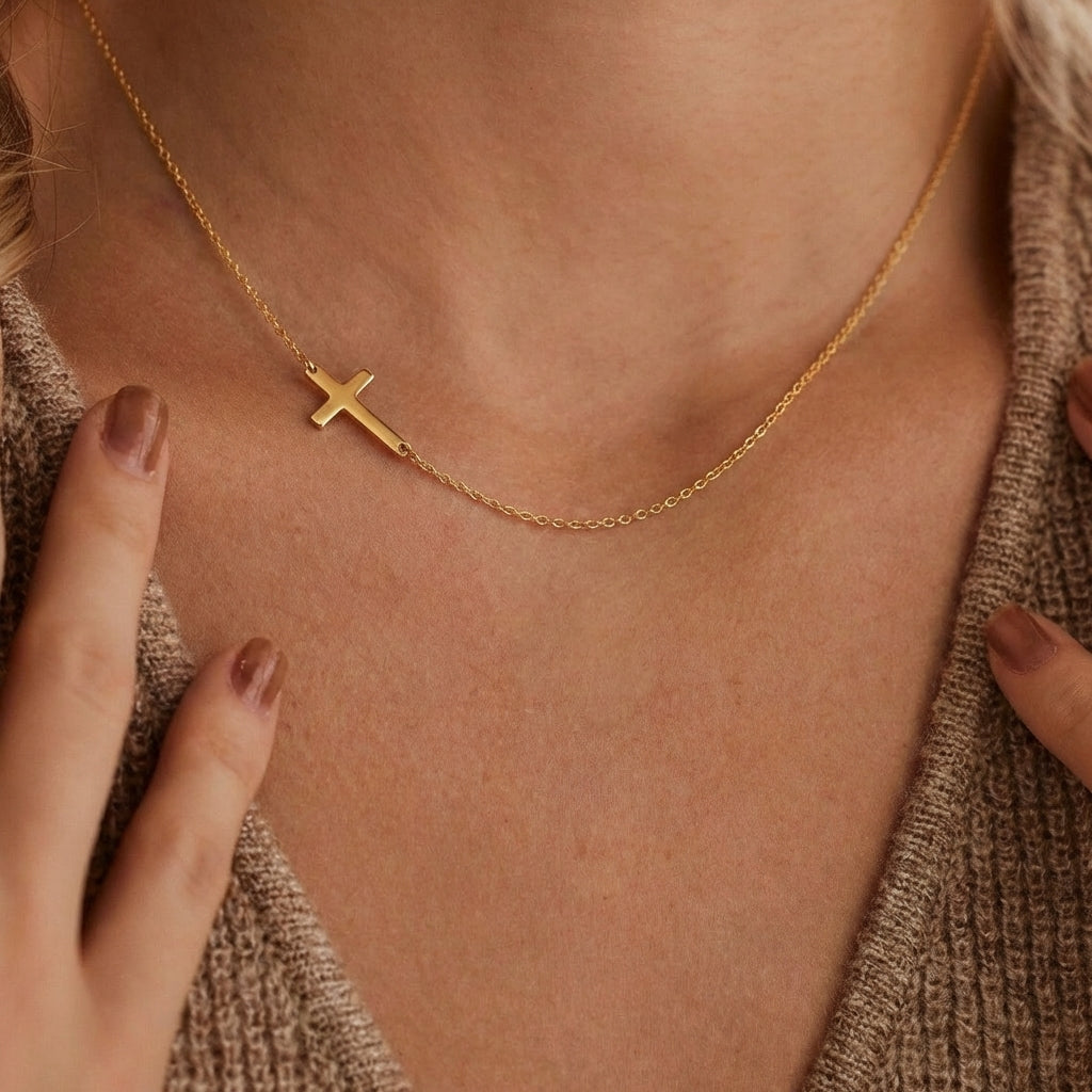 Angelique™ - Collana con Croce e Design Inclinato