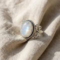 Anello in Pietra di Luna Ovale con Bandiera a Ricciolo