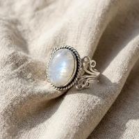 Anello in Pietra di Luna Ovale con Bandiera a Ricciolo