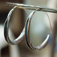 Orecchini a cerchio dal design audace