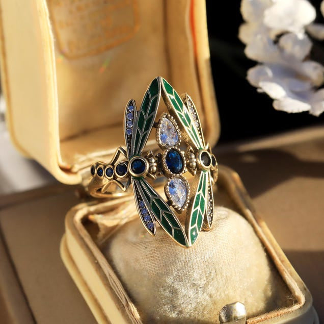 Anello in zirconia placcato oro a forma di libellula in stile Art Nouveau